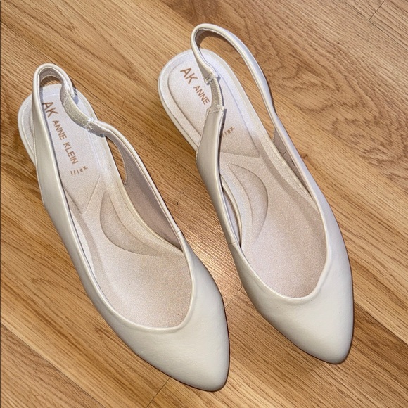 Anne Klein Iflex Comfort Shoes Flat Short Heels Slingback Beige Size 9 - Picture 2 of 6